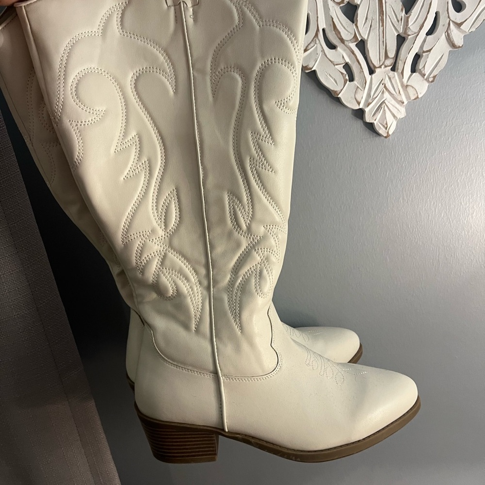 BRAND NEW Torrid Cream Heeled Western Boots